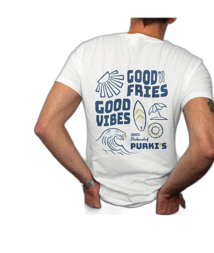 Person trägt Good Fries Good Vibes T-Shirt